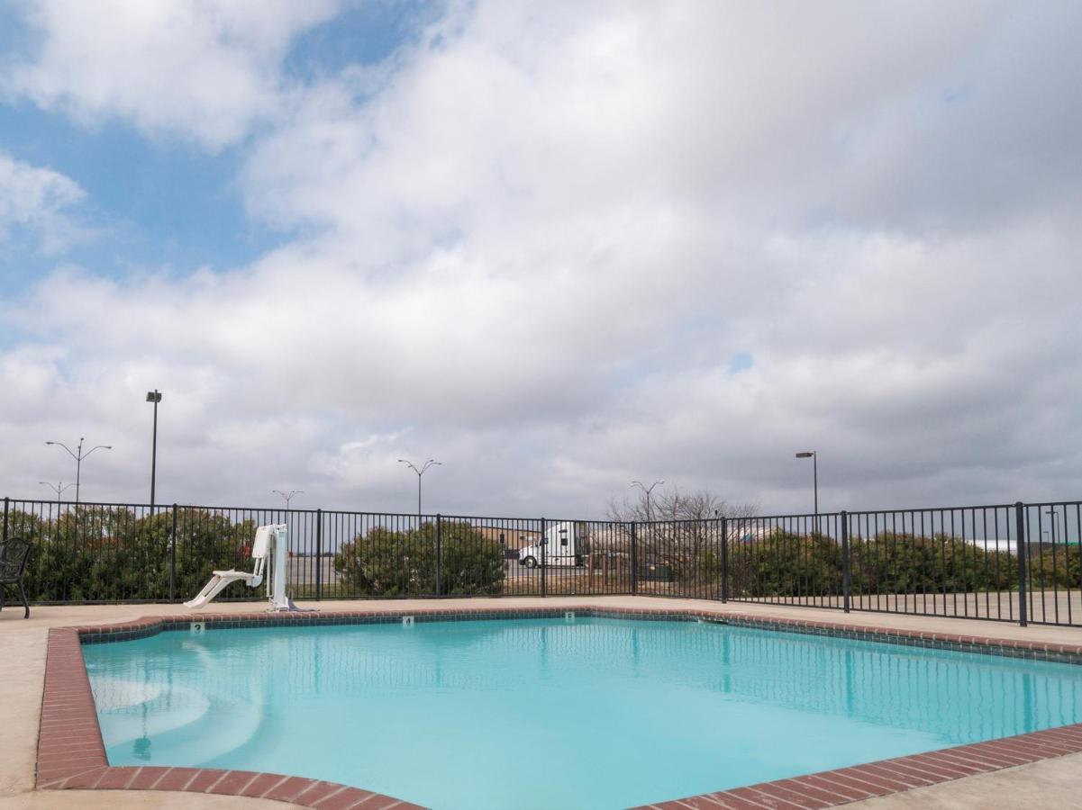 Oyo Hotel Pearsall I-35 West Экстерьер фото