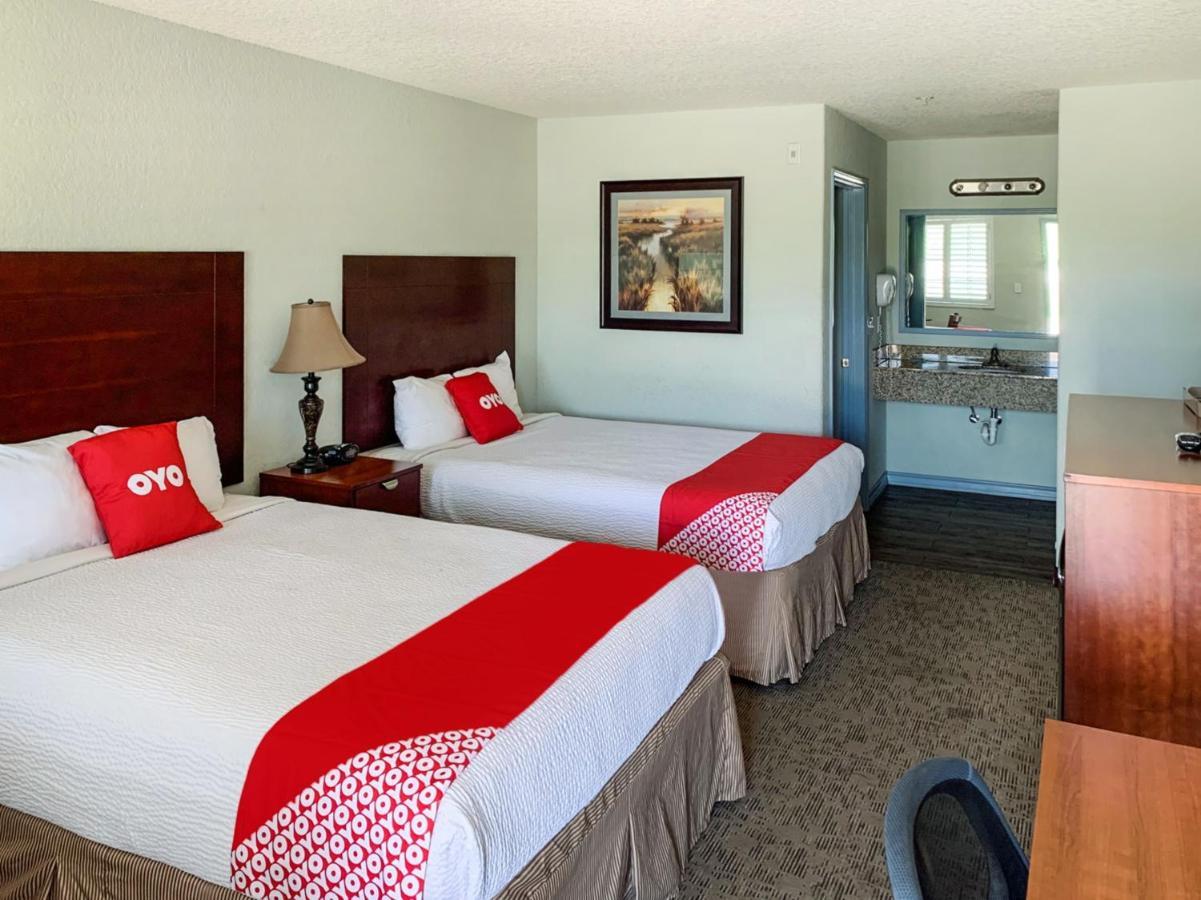 Oyo Hotel Pearsall I-35 West Экстерьер фото